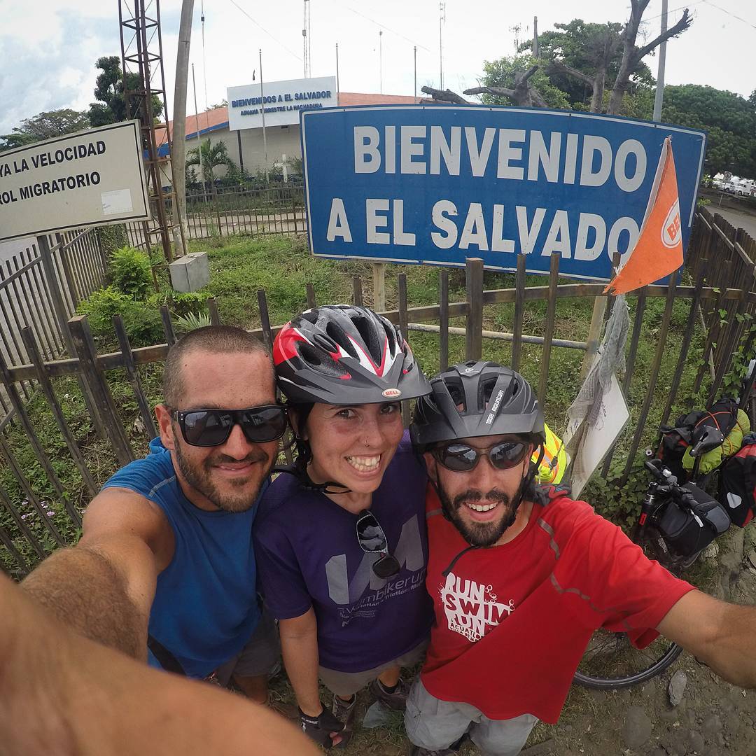 Vivir en Bicicleta + Viajando a Full www.vivirenbicicleta.com & viajandoafull.wordpress.comDani, Ana & Adri¡¡¡¡El Salvador!!!!